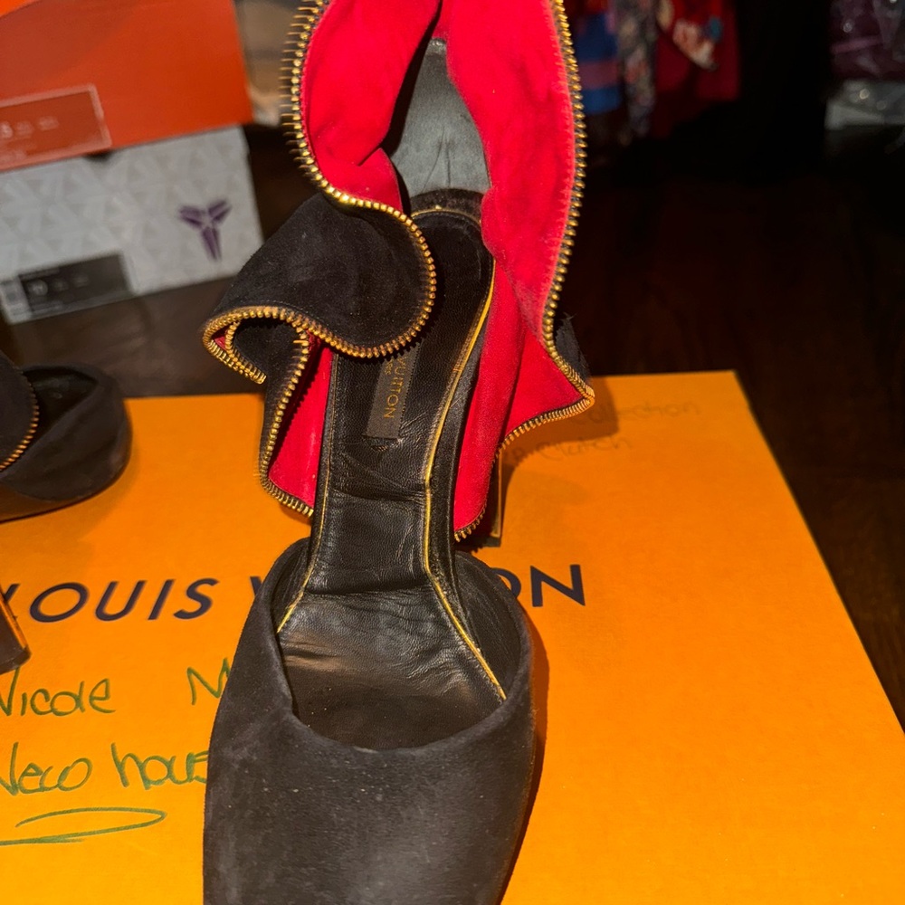 Louis Vuitton Black Suede Trimmed Pumps - Picture 4 of 12
